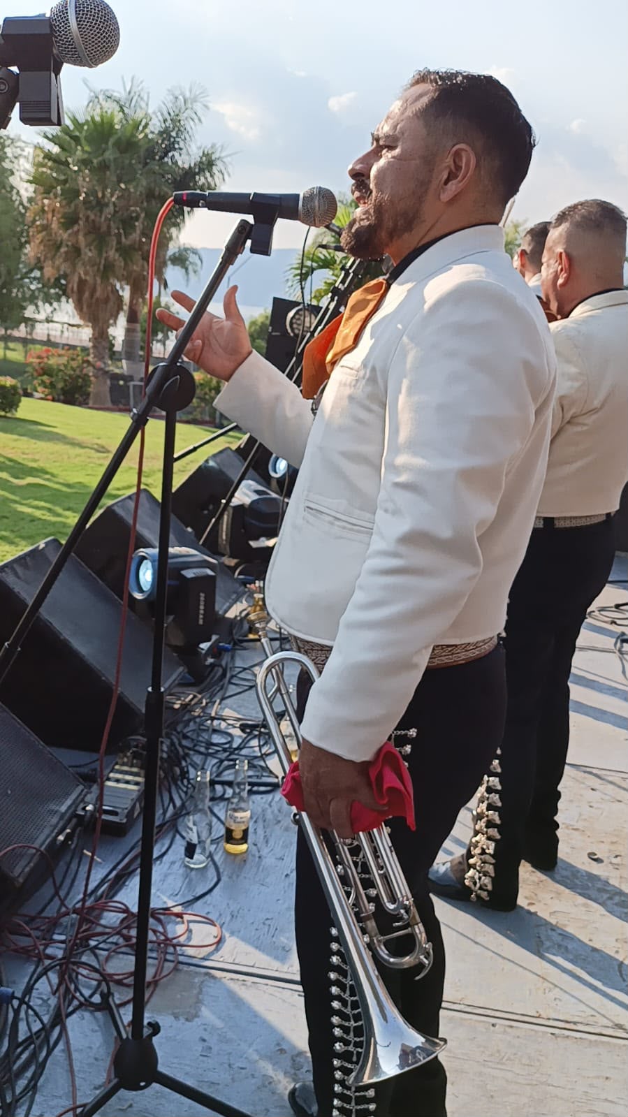 Cantante de mariachi interpretando música tradicional en Jalisco