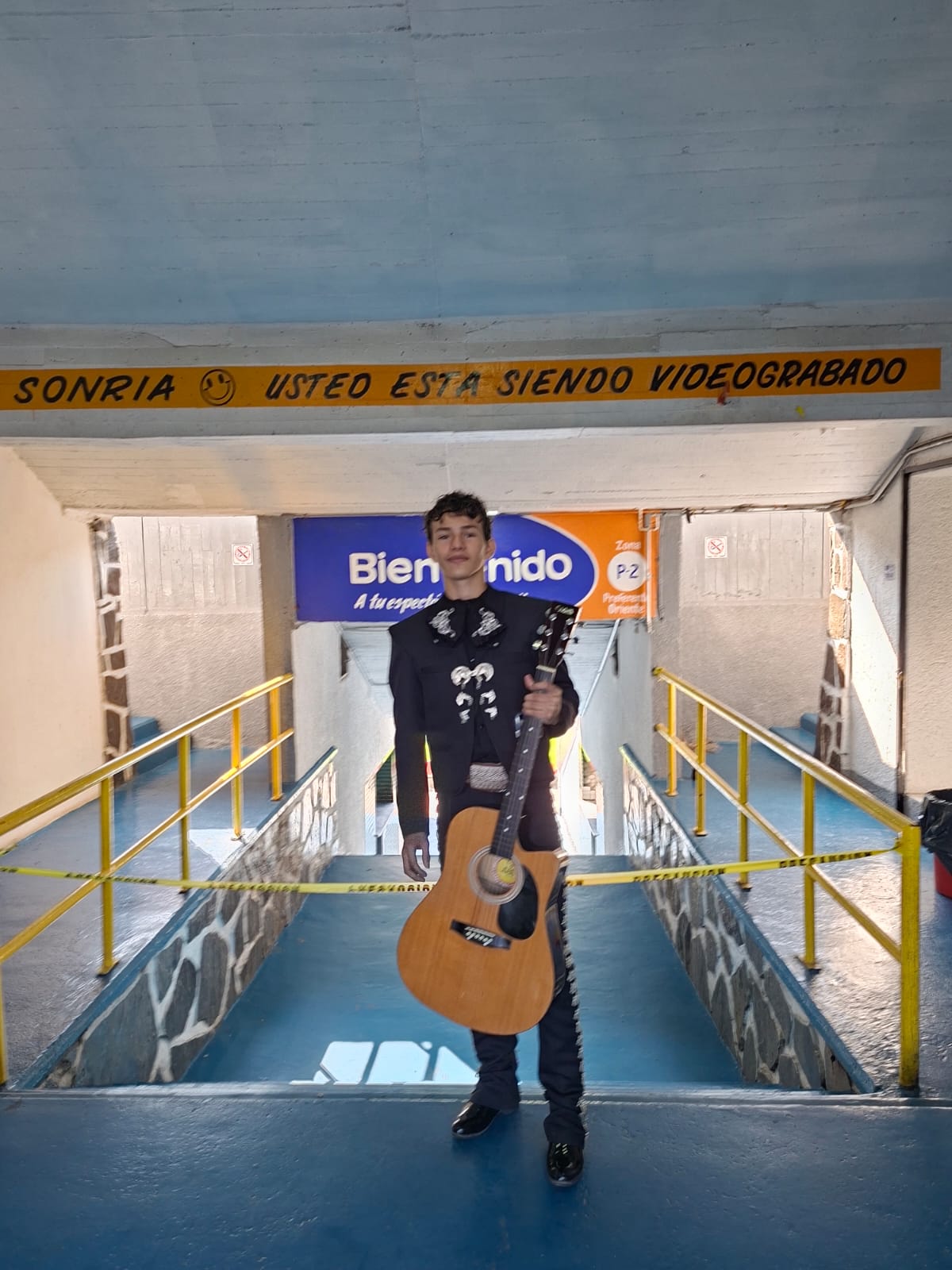 Mariachi dando la bienvenida en el aeropuerto de Guadalajara